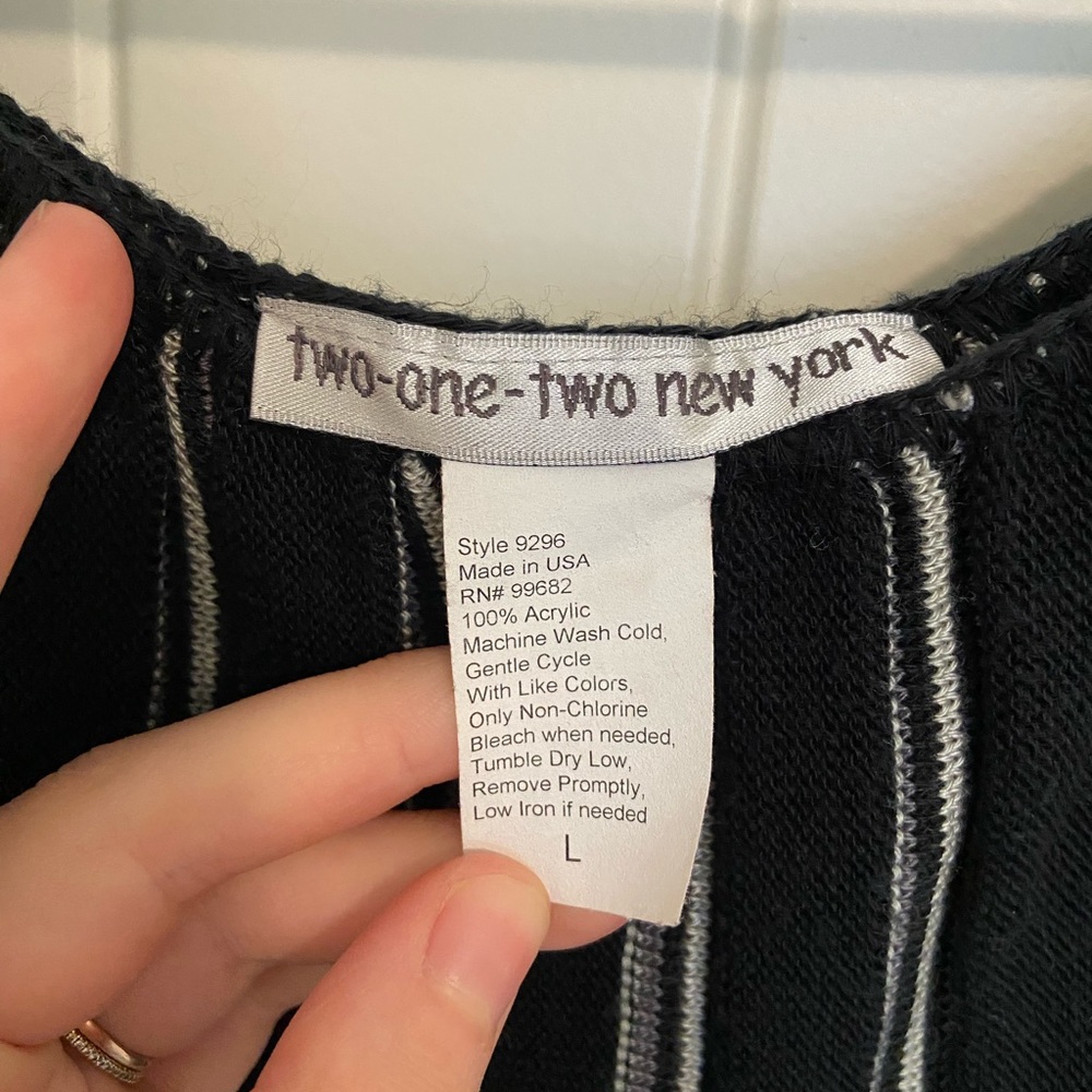 EUC 212 New York women’s black white striped knit loose stretchy sweater large - Picture 3 of 5
